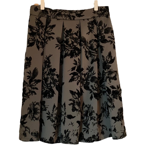 Faith & Joy Pleated Skirt Grey Silver Black Jacquard Pattern Size M - Picture 1 of 10